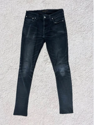 Black Selvege Nudie jeans  - Snygga Selvege jeans med feta fades. Bra skick. Mått finns bara att fråga . Pris endast 699