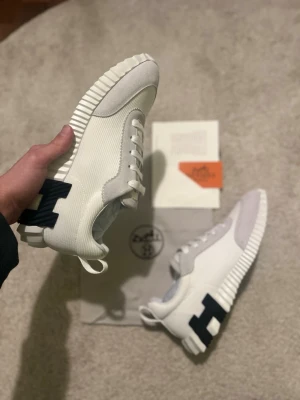 Vita H sneakers  - Säljer vita H sneakers, låda kommer ej med skorna