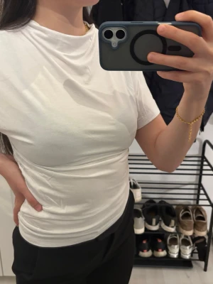 Vit topp från 157 - Topp från lager157, använd fåtal gånger, är i jätte fint skick. Vit i färg och storlek S.