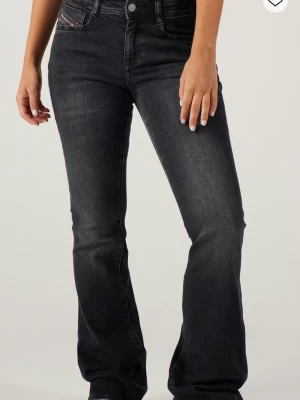 Svarta bootcut jeans från Diesel - Snygga svarta bootcut jeans från Diesel, köpta för 1500 men lite slitna där nere där bak så därav priset. Skriv för egna bilder 🤍