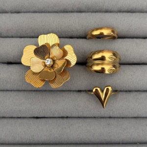 Guldiga ringar med blomma och hjärta - 4 ringar 