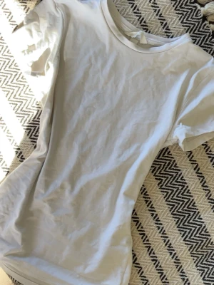 Vit tshirt - Vit tshirt i tränings material! Storlek xs