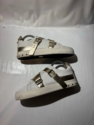 Valentino skor - Hej! Säljer nu mina skor från märket Valentino, storlek 37.5 bra skick, allt på bilden ingår. Tveka inte på att höra av dig om du har frågor eller funderingar kring skorna! 