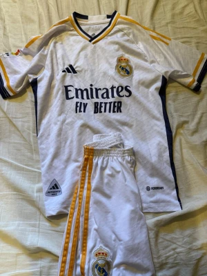 Real Madrid matchställ Vini Jr  - Real Madrid matchställ, knappt använd, Vini Jr på ryggen. Storlek 176 (barn)