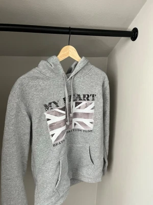 Grå hoodie  - Tjabba❗️Säljer denna tvärfeta hoodien som är riktigt unik. Passar perfekt nu inför våren. Storlek M. Skriv vid frågor eller funderingar‼️