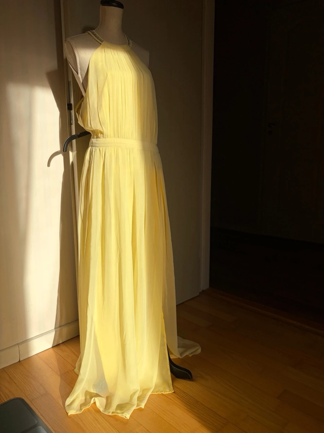 Ljusgul långklänning med öppen rygg - 1
