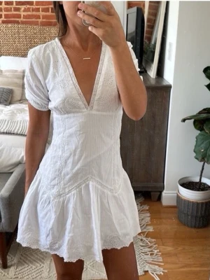 Vit broderad Zara klänning - Superfin vit klänning från Zara i storlek xs. Perfekt till studenten!! 💛 Klänningen är i jättebra skick, inga fläckar eller liknande, förutom vid dragkedjan, där sömmarna har lossnat lite, men det är inget som syns och dragkedjan går bra att stänga som vanligt! ☺️