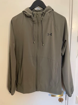 Under Armour jacka - Säljer en olivgrön under armour jacka i storlek M men den passar även S. Den finns inga hål eller problem med jackan den är bara för liten för mig så vill gå den såld. Pris kan diskuteras.