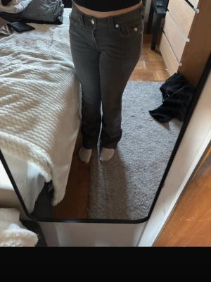 Gråa True Religion jeans bootcut - Säljer mina True Religion jeans i storlek W28.   Snygg passform och väldigt sköna. Perfekta om man gillar Y2K / lågmidjade jeans. Fint skick, inga hål eller fläckar.   Säljs eftersom de inte används längre. Kan skicka fler bilder vid intresse.   