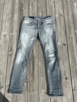 Dondup George 30 - Säljer dessa riktigt schyssta dondups med tvätt i storlek 30. Dem är använda fåtal gånger så skicket är mycket bra. Skriv vid frågor eller bilder 