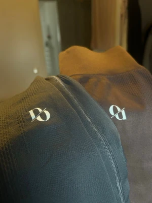 2 par seamless tights från OWNU FIT - Två par helt oanvända tights från Hanna Öbergs varumärke OWNU FIT i färgerna mörkgrå och brun. Materialet är stretchigt och andas, perfekt för träning eller chill. Diskret & stilren logga på låret. De bruna tightsen är i stl Small & de gråa tightsen är i stl XS, båda passar mig väldigt bra som normalt har XS. 