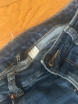 Bootcut low waist flared jeans - Säljer mina jeans då jag har köpt ett nytt par. Köpte dessa för 500 för 1,5 år sen. Jag är en storlek 36 och de passade mig.                                       Jeansen är low waisted och slutar alltså vid längdryggen, därför ska man ha ganska korta trosor. Benöppningen täcker skorna halvt men släpar inte. 