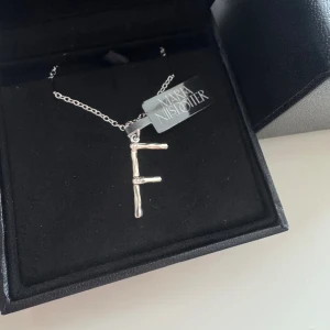 Silverhalsband med F Maria Nilsdotter - Snyggt silverhalsband från Maria Nilsdotter med ett F. Har aldrig använt, plomberingen är kvar. Kedjan har längden 50. Pris kan diskuteras💕