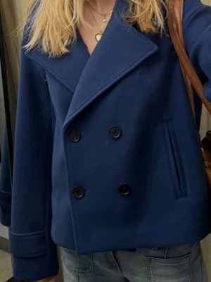 Kappa (kort)  - Säljer nu min fina vårjacka i blå fin färg! Den har små noppror (se bild 3) men går lätt att ta bort med en ullkam eller likande! 💓 