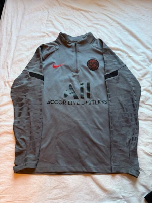 PSG tracksuit - Stället är i mycket bra skick där byxorna aldrig använts och enstaka tecken på användning på tröjan. Priset kan diskuteras vid snabb och smidig affär!