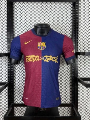 Barça x Travis Scott matchtröja - Unik FC Barcelona matchtröja i samarbete med Travis Scott. Tröjan har klassiska blå och vinröda paneler, gul Nike-logga och klubbmärke samt Travis Scotts 'Cactus Jack'-grafik i gult över bröstet. Tillverkad i lätt, ventilerande material perfekt för fotboll.