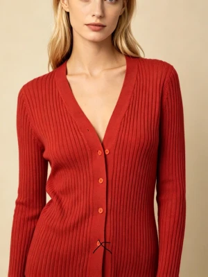 Röd ribbad kofta från Express - Röd kofta perfekt för attt styla mot kallare tider. Den är ribbad struktur och v-ringad hals. Koftan har långa ärmar och knäpps med matchande röda knappar framtill, finns en extra knapp. Det ska vara tre knappar, det är stylen. Materialet är mjukt. Ärmarna sitter väldigt vackert längst armarna ! ❤️ Använd endast 2 gånger! Kan styla koftan som Funky elegant/ Funky Chic❤️😍