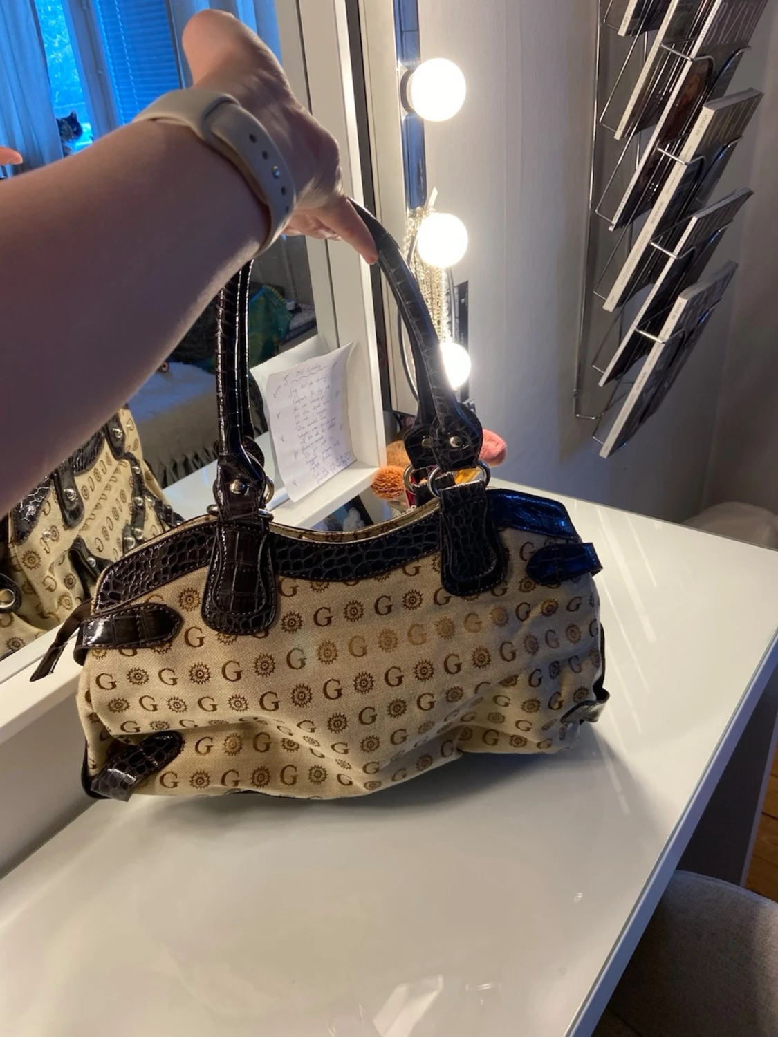 Beige Guess handväska med detaljer - 2