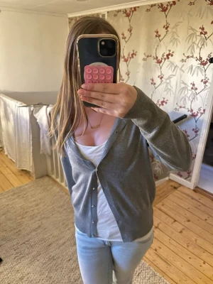 Grå basic kofta - En enkel och stilren grå kofta med knappar hela vägen 