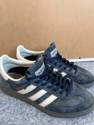 Adidas Spezial  - Hej! säljer ett par adidas spezial pågrund av att den har blivit för små. Dem har använts en del men ser typ ut som ett par nya för efter 3 veckor😄. Dem är i storlek 42 2/3. Hör gärna av dig vid fler frågor🙌. 