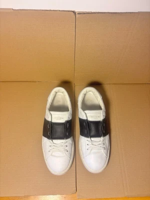 Valentino Open Sneaker Svart 39 - Bra skick, storlek 39 (passar 39.5-40), retail ~7280 kr, 100% äkta