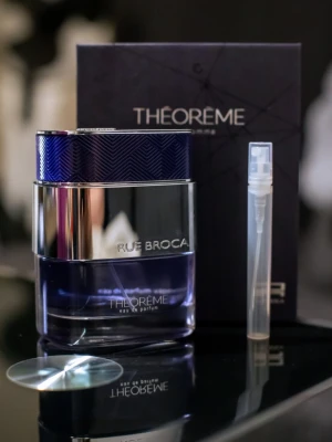Rue Broca/Afnan Théorème Pour Homme Eau de Parfum 5 ml🌿 - Rue Broca Théorème Pour Homme – 5 ml🌿 En av de bästa och mest likvärdiga klonerna av Tygar! Fräsch citrusexplosion med en touch av sötma, grön elegans och ren sofistikerad finish. Lätt, energigivande och perfekt för sommar, vardag eller kontor när du vill lukta clean och lyxigt hela dagen. Ca 60–70 sprays – räcker till 3–5 veckors användning (2–3 sprays/gång). Pris: 49 kr. Håll utkik efter fri frakt då sparar du 39kr!