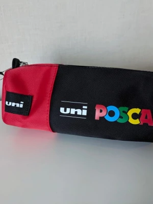 Posca Pennfodral  - - Oanvänd den har bara legat i en låda.  - Köpt på Panduro.  - Enda jag hittar att anmärka på är att det ser ut som en lite ljusare prick   Obs: Jag kan ha missat någon miniskavank men jag har försökt att granska så gott det går.