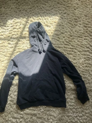 Mörkblå hoodie med magficka - En enkel marin blå  hoodie med huva 