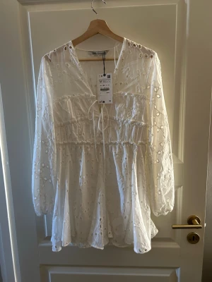 Vit klänning från Zara - Jätte fin klänning från Zara, perfekt till studenten eller bara till sommaren😍Inte använd, endast provad med prislappen kvar. 