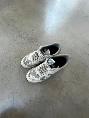 Valentino rockrunners  - Säljer ett par valentino rockrunners. Med vit cammo mönster helt ok sick men en liten defekt är att sulan har låsbar lite på ena skorn men går lätt att laga med lite lim 🤩 storlek 40 