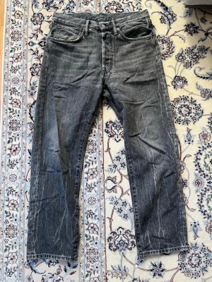  2003 Acne Studios jeans - Säljer ett par gråa Acne Studios jeans modell 2003. Jeansen är sällsynta och köpta direkt i butik. Fortfarande sjukt bra skick med fin tvätt. Står 30/32 men passar W31 också 