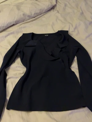 Söt mörkblå volang tröja - Fin mörkblå tröja me volanger, strlk M 💙