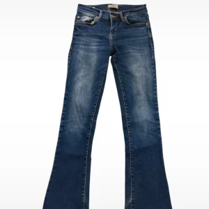 Blå bootcut jeans från LTB - Säljer ett par blå bootcut jeans från LTB. Jeansen har normal midja och utsvängda ben.
