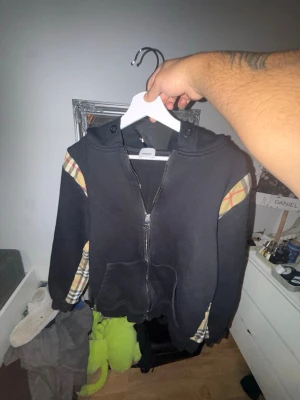 Versace zip Hoodie/Burberry zip Hoodie  - Svart hoodie med dragkedja och huva. Storlek S/M i båda två! 