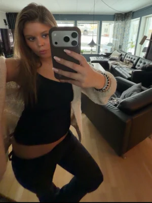 Svarta kostymbyxor från BikBok - Säljer ett par svarta kostymbyxor från BikBok i storlek 36. Byxorna har låg midja, smal passform och klassisk design med knapp och dragkedja. Perfekta för en clean och stilren look.