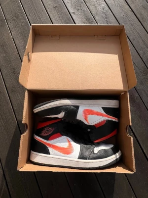 Nike Air Jordan 1  - Jordan 1 i en blandning av svart,vit,röd och orange. 