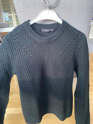 Svart stickad tröja  - Snygg svart stickad tröja. Tröjan har rund halsringning och långa ärmar. Köparen står för frakt.