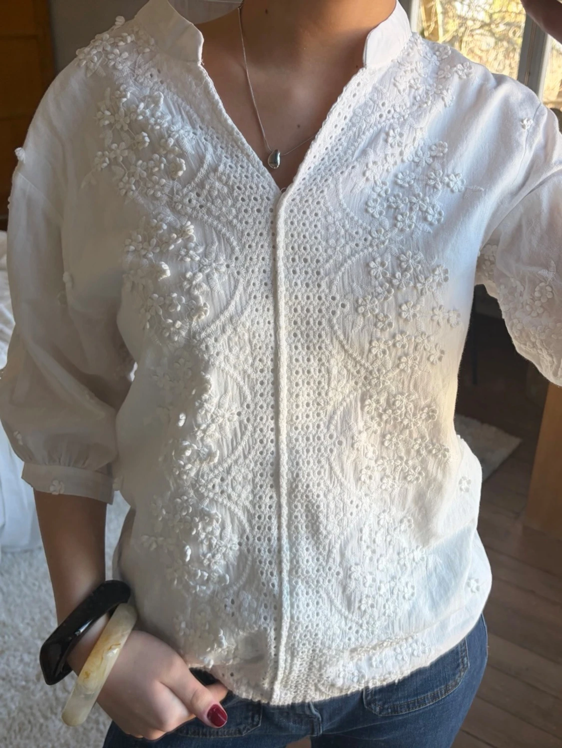 Vit broderad blus med v-ringning - 1