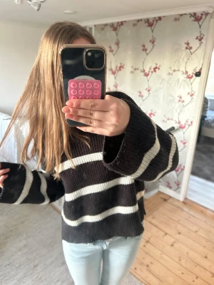 Randig stickad-tröja - Säljer randig stickad tjock-tröja.