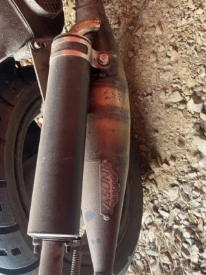 Vivacity trimrör gianelli - Avgassystem till moped från Asun Racing i metall. Systemet har en mattsvart ljuddämpare och en konformad kropp med Asun-logga. Perfekt för dig som vill ha ett sportigare ljud och utseende på din moppe.