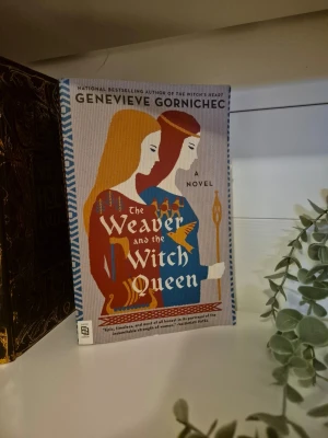 The Weaver and the Witch Queen - Bok 'The Weaver and the Witch Queen' av Genevieve Gornichec. Boken är på engelska. Perfekt för dig som gillar fantasy och nordisk mytologi.