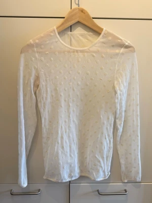Vit mesh topp med prickar - Vit transparent festtopp med prickar