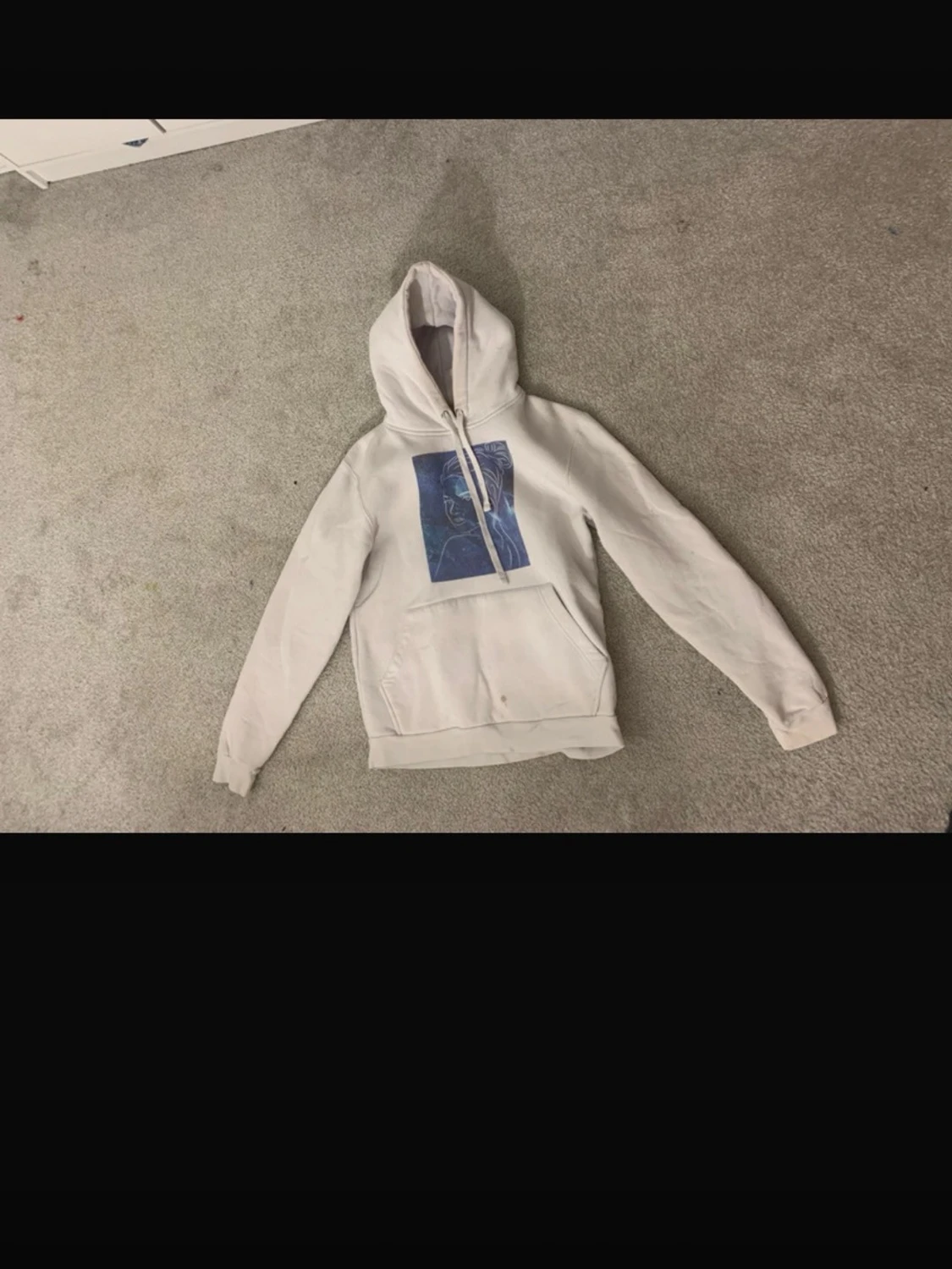 Vit hoodie med konstnärligt tryck - 2