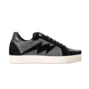 Svarta sneakers Zadig & Voltaire - Snygga svarta sneakers från Zadig & Voltaire med blixtdetalj på sidan. Ovandel i en mix av skinn och textil, svarta snören och vit sula. Perfekt för dig som gillar en edgy och cool stil. Klassisk låg modell med rund tå. Passar 38-40 i storlek 