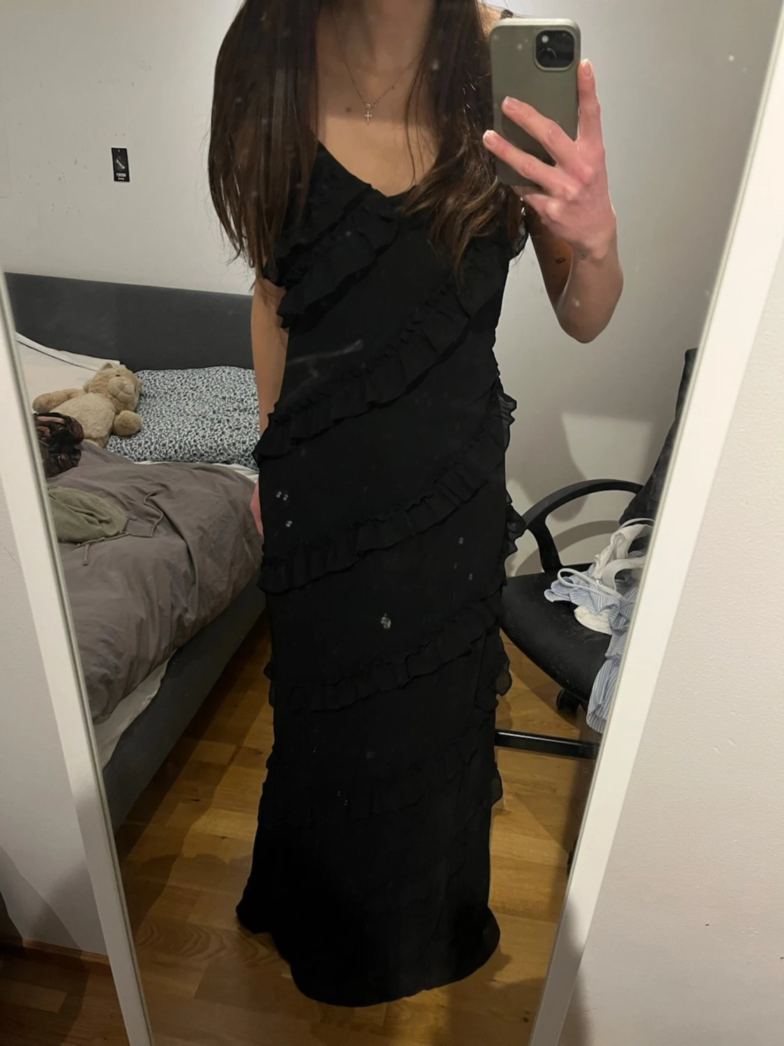 Svart långklänning med volanger