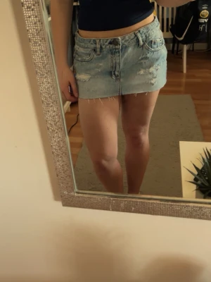 Blå sliten jeans kjol - Säljer pågrund av att den aldrig kom till användning förra året, finns ett ban innuti om man skulle vilja knyta lite hårdare (kan tas bort) pris kan diskuteras!