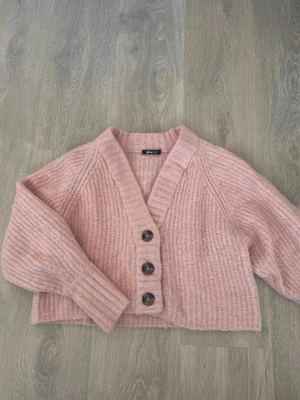 Ljusrosa kofta från Gina Tricot - Mysig ljusrosa kofta från Gina Tricot med tre stora knappar framtill. Säljer då jag inte använder den❣️