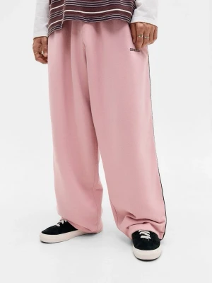 Iets Frans Harri Joggers - Säljer ett par ljusrosa mjukisbyxor från Iets Frans med avslappnad passform och resår i midjan. Byxorna har en broderad logga på sidan och är gjorda i mjukt bomullsmaterial. Har små fläckar på knät och baksidan. Byxorna har en dragsko så man kan justera längden! Perfekta för chill dagar hemma eller när du vill vara extra bekväm. De är storlek M och oversize (jag är 158cm för referens).