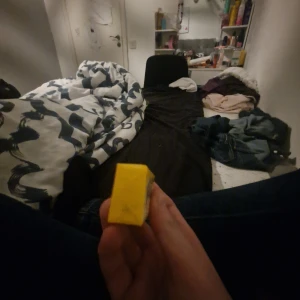 Mamba fruktkarameller citron - Säljer ett paket Mamba fruktkarameller med citronsmak. Förpackningen är gul och kompakt, perfekt att ha med sig i fickan eller väskan. Godiset är känt för sin fruktiga smak och mjuka konsistens.