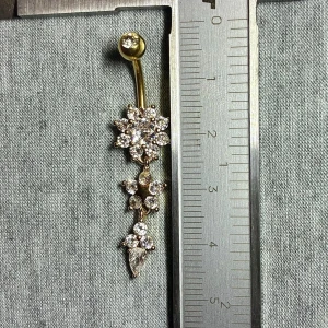 ✨ NY oanvänd navelpiercing med hänge - Kirurgiskt stål 316L  - ✨ NYTT oanvänt smycke i kirurgiskt stål! 🌸 Hållbart & Rostfritt: Slitstarkt 316L-stål som inte oxiderar eller rostar av fukt. 🌸 Säkert: Industristandard, skonsamt för läkta piercingar.  🛍️ 30 % BUNDLE-RABATT! Köp fler artiklar från min shop och få 30 % på allt! ✨ 📦 Frakt: Endast spårbart via Plick SafePay för vår trygghet.